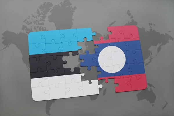 Puzzle avec le drapeau national de l'Estonie et laos sur une carte du monde — Photo