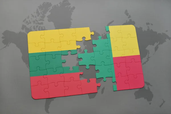 Puzzel met de nationale vlag van Litouwen en benin op een wereldkaart — Stockfoto