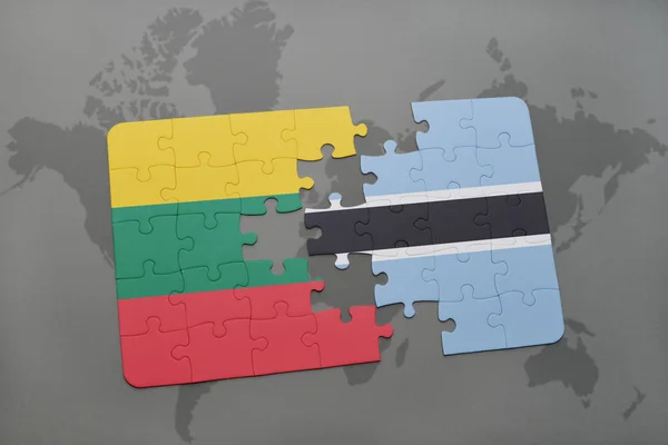 Puzzle mit der Nationalflagge Litauens und Botswanas auf einer Weltkarte — Stockfoto