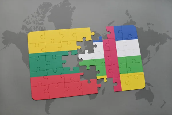 Puzzel met de nationale vlag van Litouwen en de Centraal-Afrikaanse Republiek op een kaart van de wereld — Stockfoto