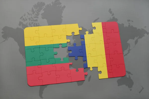 Puzzel met de nationale vlag van Litouwen en Tsjaad op een wereldkaart — Stockfoto