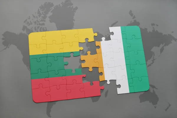 Puzzel met de nationale vlag van Litouwen en cote divoire op een wereldkaart — Stockfoto