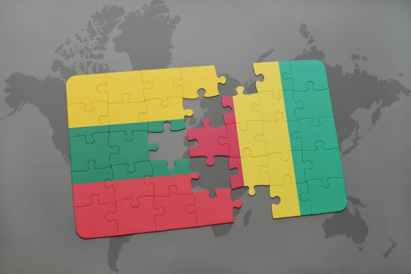Puzzle con la bandiera nazionale di lituania e ghinea su una mappa del mondo — Foto Stock