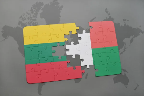 Puzzel met de nationale vlag van Litouwen en Madagaskar op een wereldkaart — Stockfoto