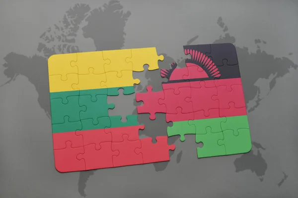 Puzzel met de nationale vlag van Litouwen en malawi op een wereldkaart — Stockfoto