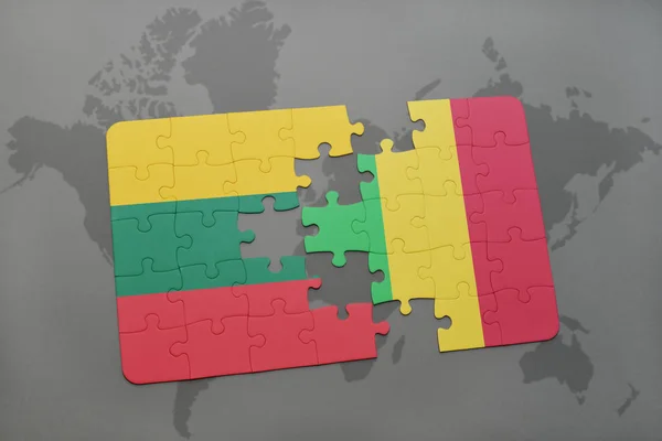 Puzzle con la bandiera nazionale di lituania e mali su una mappa del mondo — Foto Stock