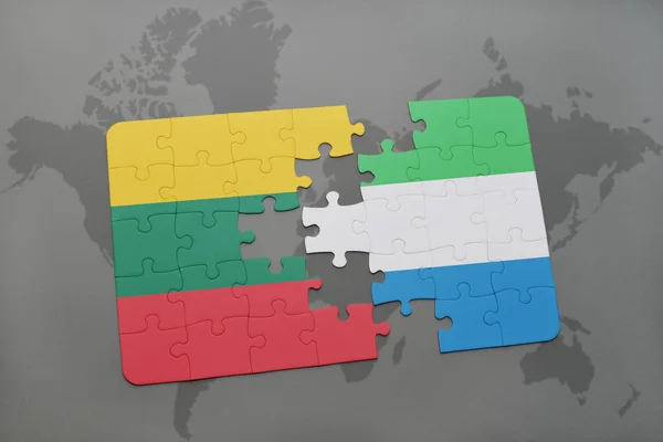 Пух и прах с национальным флагом Литуании и Сьерра-Леоне на карте мира — стоковое фото