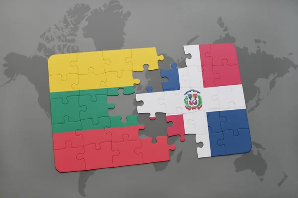 Quebra-cabeça com a bandeira nacional de lithuania e república dominicana em um mapa do mundo — Fotografia de Stock