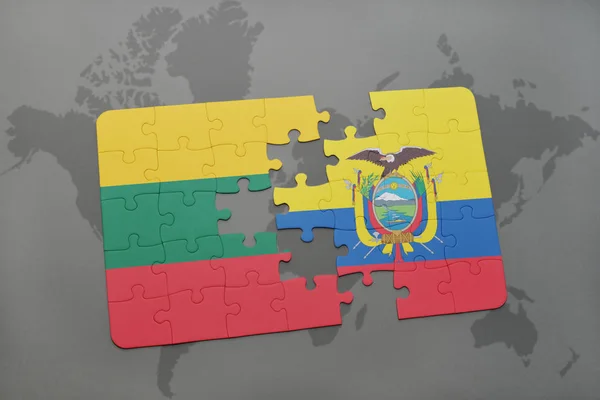 Rompecabezas con la bandera nacional de lithuania y ecuador en un mapa del mundo — Foto de Stock