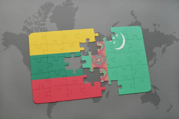 Puzzle con la bandiera nazionale di lituania e turkmenistan su una mappa del mondo — Foto Stock