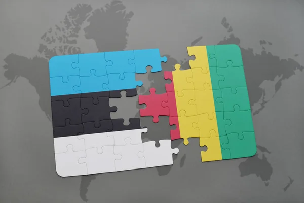 Puzzel met de nationale vlag van Estland en Guinee op een wereldkaart — Stockfoto