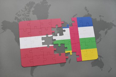 Letonya ve Orta Afrika Cumhuriyeti ulusal bayrak bir dünya haritası üzerinde ile bulmaca