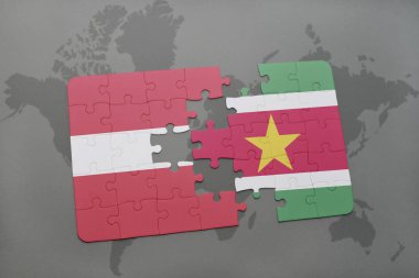 Letonya ve Surinam ulusal bayrak bir dünya haritası üzerinde ile bulmaca