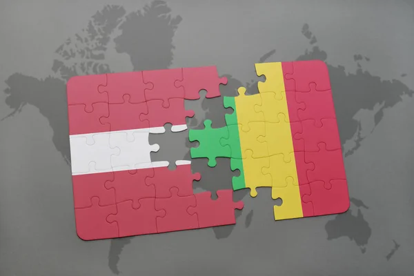 Puzzle s státní vlajka Lotyšska a mali na mapě světa — Stock fotografie