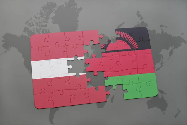 Puzzel met de nationale vlag van Letland en malawi op een wereldkaart — Stockfoto