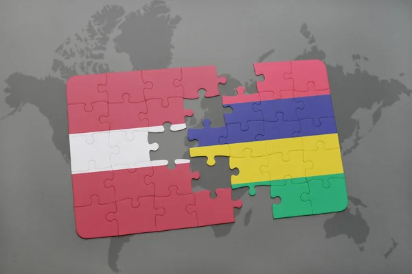 Puzzle con la bandiera nazionale di latvia e mauritius su una mappa del mondo — Foto Stock