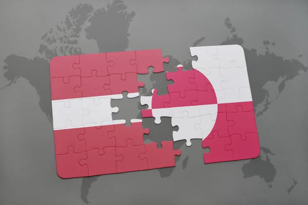 Puzzel met de nationale vlag van Letland en Groenland op een wereldkaart — Stockfoto