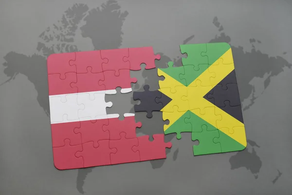 Rompecabezas con la bandera nacional de latvia y jamaica en un mapa del mundo — Foto de Stock