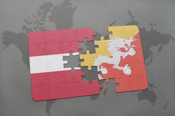 Puzzle con la bandiera nazionale di latvia e bhutan su una mappa del mondo — Foto Stock