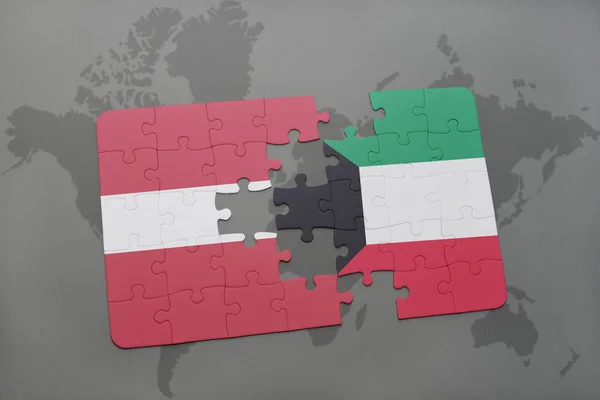Letonya ve Kuveyt ulusal bayrak bir dünya haritası üzerinde ile bulmaca — Stok fotoğraf