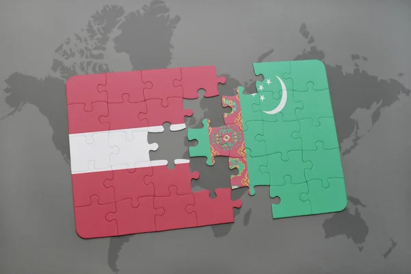 Головоломка с национальным флагом Латвии и Турции на карте мира — стоковое фото