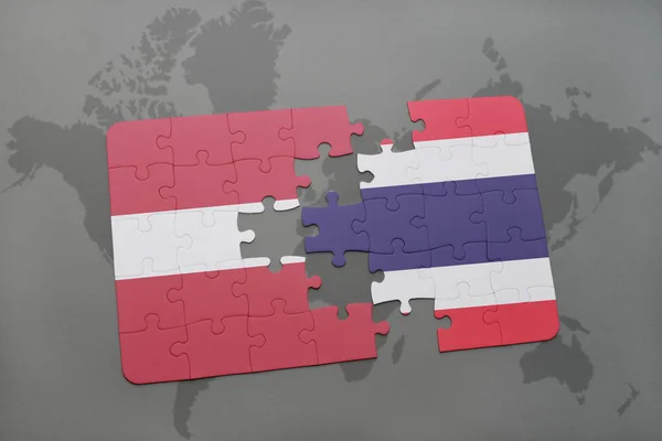 Puzzle con la bandiera nazionale di Latvia e Thailandia su una mappa del mondo — Foto Stock