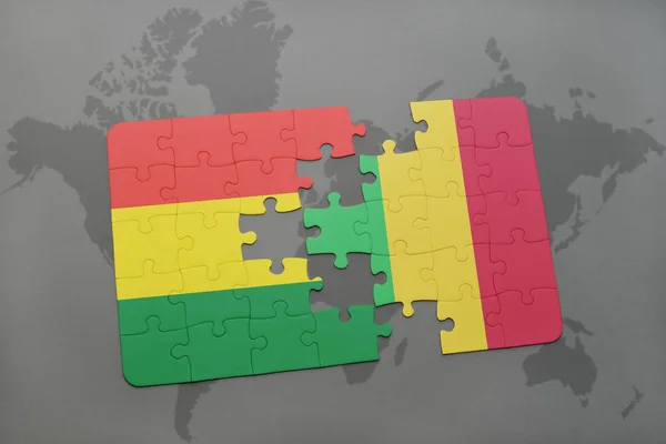 Puzzle mit der Nationalflagge von Bolivien und Mali auf einer Weltkarte — Stockfoto