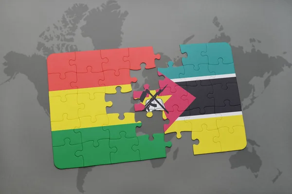 Puzzle avec le drapeau national de la Bolivie et de Moscou sur une carte du monde — Photo