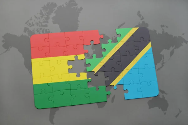 Rompecabezas con la bandera nacional de Bolivia y Tanzania en un mapa del mundo — Foto de Stock