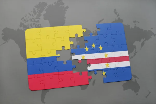 Quebra-cabeça com a bandeira nacional da colômbia e cabo verde em um mapa do mundo — Fotografia de Stock