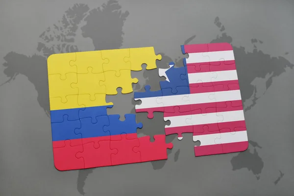 Quebra-cabeça com a bandeira nacional da colômbia e Libéria em um mapa do mundo — Fotografia de Stock