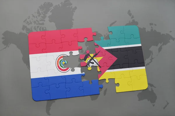 Rompecabezas con la bandera nacional de paraguay y Mozambique en un mapa del mundo —  Fotos de Stock