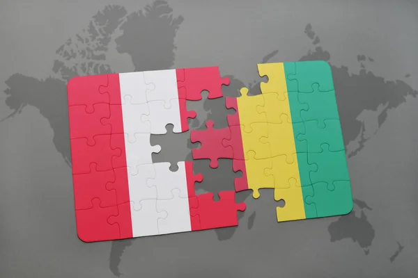 Puzzle mit der Nationalflagge von Peru und Guinea auf einer Weltkarte — Stockfoto