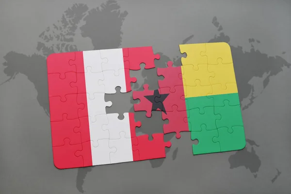 Peru ve Gine bayrağı ile bulmaca bissau bir dünya haritası üzerinde — Stok fotoğraf