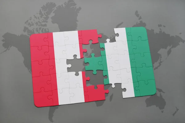 Puzzle con la bandiera nazionale di peru e nigeria su una mappa del mondo — Foto Stock