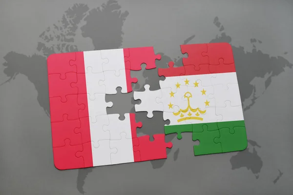 Quebra-cabeça com a bandeira nacional do peru e tajiquistão em um mapa do mundo — Fotografia de Stock