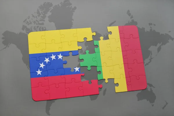 Quebra-cabeça com a bandeira nacional da venezuela e mali em um mapa do mundo — Fotografia de Stock