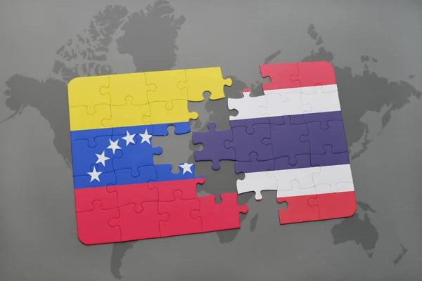 Rompecabezas con la bandera nacional de venezuela y Tailandia en un mapa del mundo —  Fotos de Stock