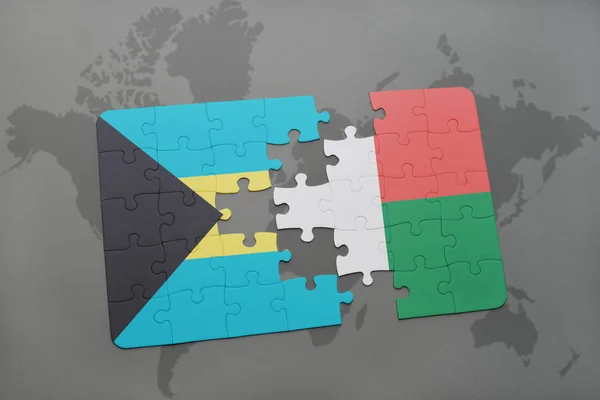 益智与巴哈马和马达加斯加的国旗在世界地图上 — 图库照片