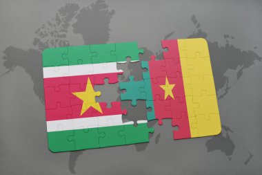 Surinam ve Kamerun ulusal bayrak bir dünya haritası üzerinde ile bulmaca
