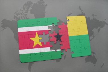 Surinam ve Gine bayrağı ile bulmaca bissau bir dünya haritası üzerinde