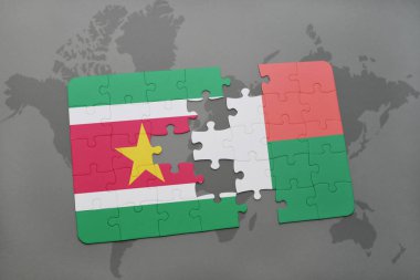 Surinam ve Madagaskar ulusal bayrak bir dünya haritası üzerinde ile bulmaca
