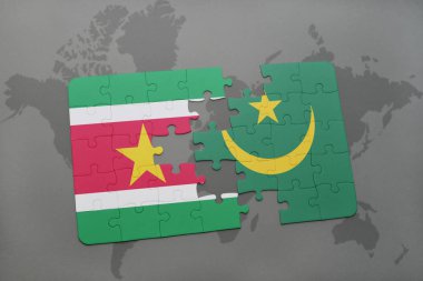 Surinam ve Moritanya ulusal bayrak bir dünya haritası üzerinde ile bulmaca