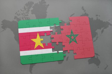 Surinam ve Fas bir dünya haritası üzerinde ulusal bayrak ile bulmaca