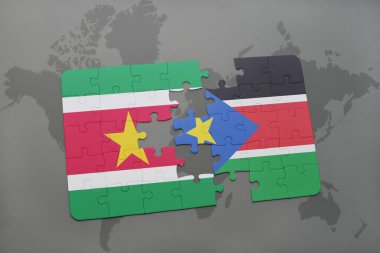 Surinam ve bir dünya haritası üzerinde Güney sudan bayrağı ile bulmaca