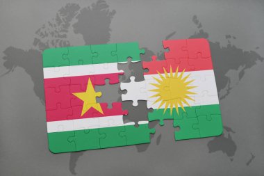 Surinam ve Kürdistan ulusal bayrak bir dünya haritası üzerinde ile bulmaca