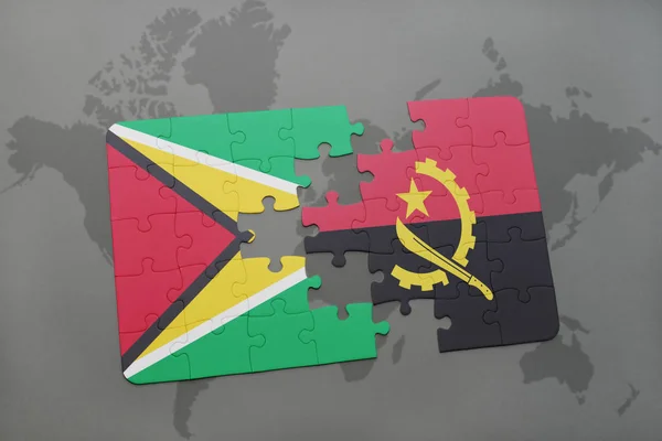 Puzzle avec le drapeau national de guyana et angola sur une carte du monde — Photo