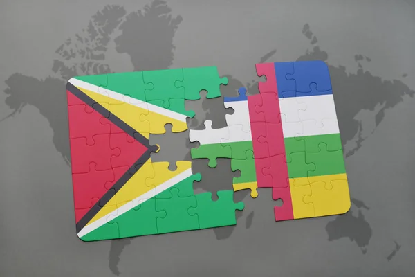 Quebra-cabeça com a bandeira nacional da Guiana e da República Centro-Africana num mapa mundial — Fotografia de Stock