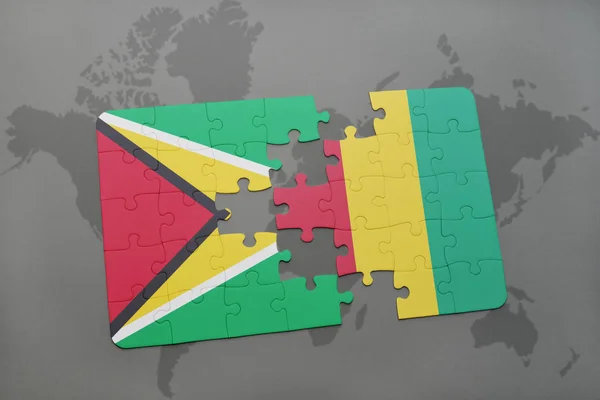 Rompecabezas con la bandera nacional de Guayana y Guinea en un mapa del mundo — Foto de Stock