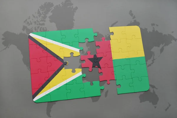 Guyana ve Gine bayrağı ile bulmaca bissau bir dünya haritası üzerinde — Stok fotoğraf